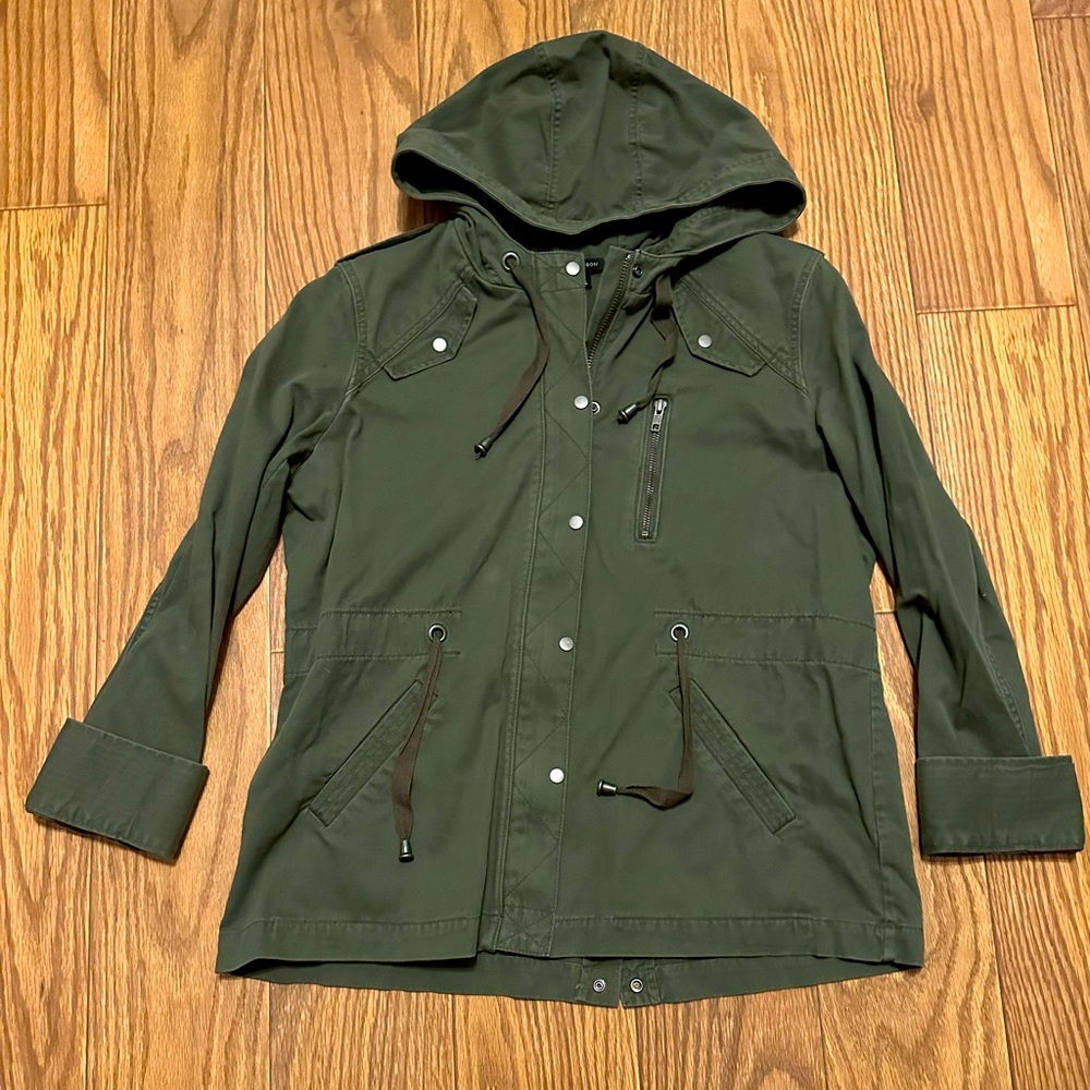 ⭐️Army green jacket 🧥 with hood and waist draw string.